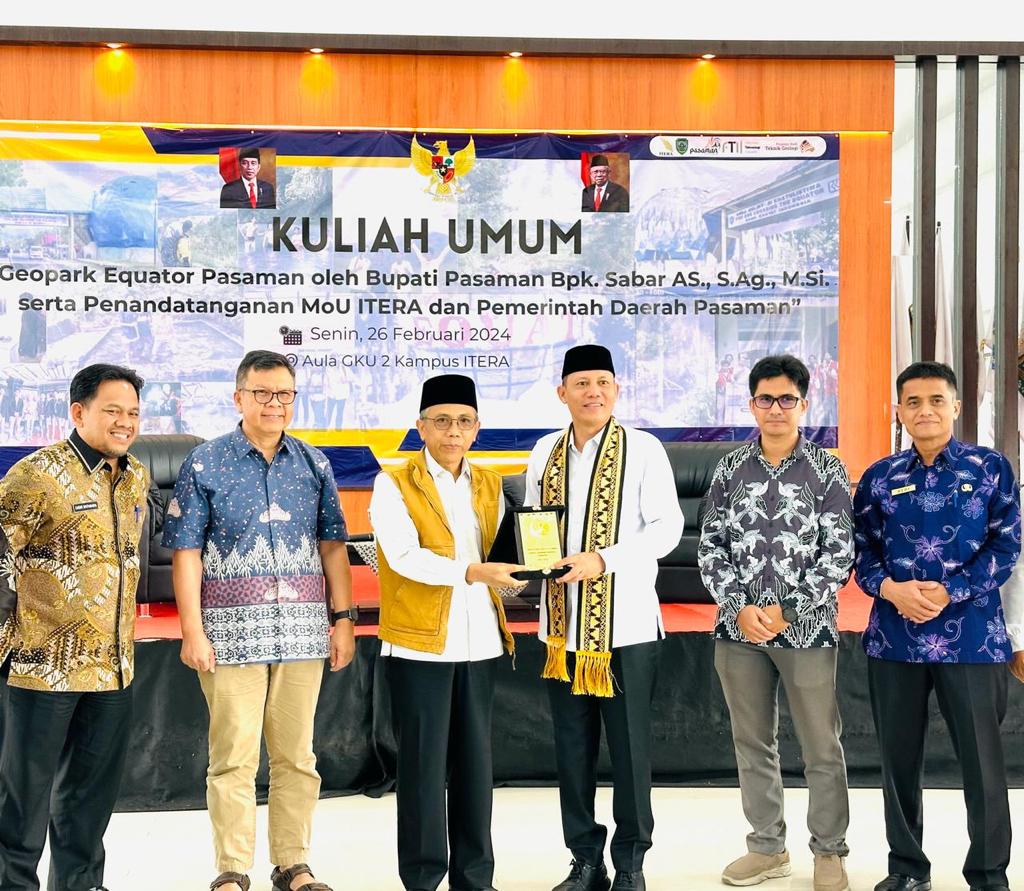 Respon ASTRO-ECO-TOURISM Rektor ITERA Lampung Prof.Dr.I Nyoman Pugeg Aryanta sambut Bupati Pasaman dalam Kuliah Umum