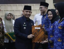 Pj Bupati Empat Lawang Fauzan Khoiri Menyerahan SK CPNS
