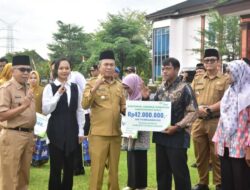 Wakil Bupati Mura H. Suprayitno Pimpin Apel dan Menyerahkan Bingkisan Bagi ASN Masa Purna Tugas