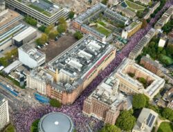 Kacau di London! Aksi Tandingan & Polisi Bentrok dengan Ribuan Demonstran