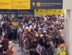 Ribuan Penumpang Padati Stasiun Sekitar Monas Imbas Perayaan HUT TNI ke-80