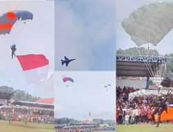Langit Tarutung Bergemuruh! Pesawat Tempur dan Penerjun Payung Bikin Ribuan Warga Terpana