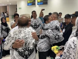 Dua Guru Luwu Utara Disambut Haru Ratusan Anggota PGRI di Bandara Hasanuddin