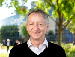 Geoffrey Hinton Peringatkan Dampak Buruk AI: “Tak Ada Lagi Pekerjaan untuk Dituju”