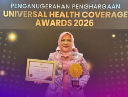Bupati Ratna Machmud Dianugrahi Penghargaan Universal Health Coverage