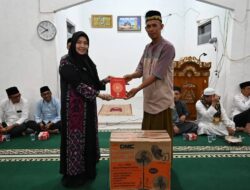 Wakil Wali Kota Pagar Alam Hj Bertha Safari Ramadhanke ke Masjid Nurul Hijroh Simpang Mbacang