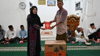 Wakil Wali Kota Pagar Alam Hj Bertha Safari Ramadhanke ke Masjid Nurul Hijroh Simpang Mbacang