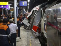 Tragedi Maut di Bekasi Timur! KRL Dihantam Argo Bromo Anggrek, 14 Tewas Evakuasi Dramatis Penumpang Terhimpit