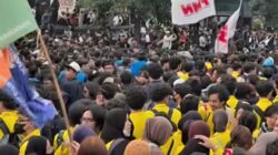 Ribuan Mahasiswa Kepung Bundaran HI, Serukan: Indonesia Sedang Menuju Bangkrut!