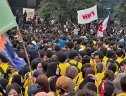 Ribuan Mahasiswa Kepung Bundaran HI, Serukan: Indonesia Sedang Menuju Bangkrut!