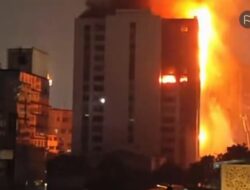 BREAKING NEWS: Gedung Bapenda DKI Jakarta Terbakar Hebat, 100 Personel Damkar Dikerahkan