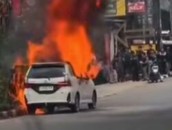 Mobil Terbakar di Jalan Transyogi Cibubur, Arus Lalu Lintas Tersendat