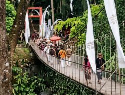 Saat Diresmikan oleh Bupati, Jembatan Gantung di Pangandaran Ambruk