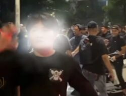 Netizen Kembali Soroti Pria Berbaju Hitam yang Pernah Larang Wartawan Rekam Aksi Demo