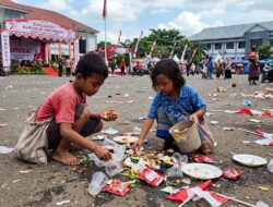 Miris, Dua Bocah Pungut Sisa Makanan Usai Perayaan HUT RI