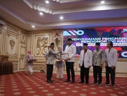 Aktivis LSM Asnul Raih Penghargaan Pendonor Darah 100 Kali dari Wali Kota Padang