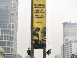 Greenpeace Bentangkan Spanduk Raksasa di Bundaran HI, Soroti Krisis Iklim
